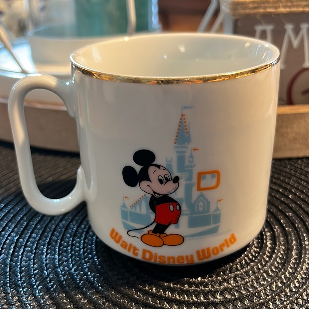 VINTAGE Mickey Mouse Walt Disney World Coffee mug cup - made in Japan